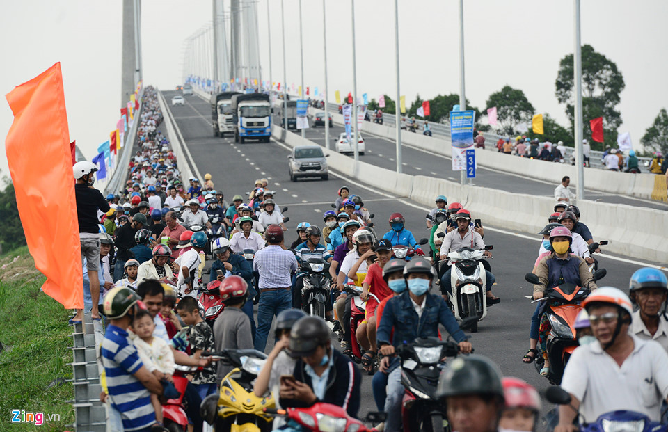 Dòng người ùn ùn lên cây cầu mới ở Đồng Tháp đi thử và chụp ảnh